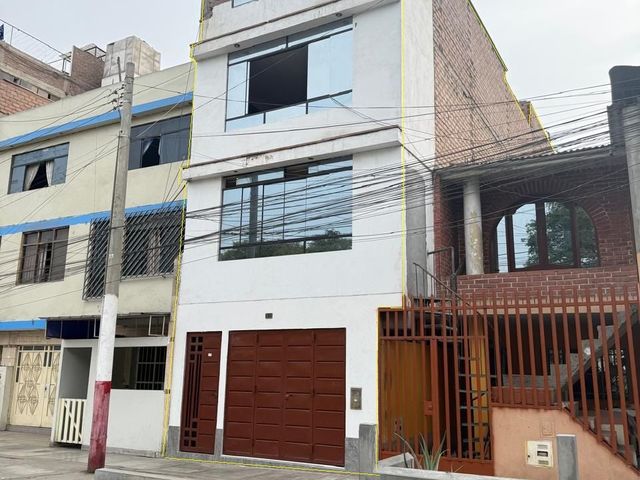 SE VENDE CASA las flores frente a parque EN SAN JUAN DE LURIGANCHO