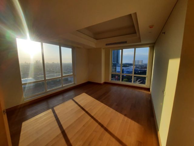 FORSALE APARTMENT ONE EAST 3BR LUAS SIAP TINGGAL STRATEGIS SURABAYA KOTA LA 406