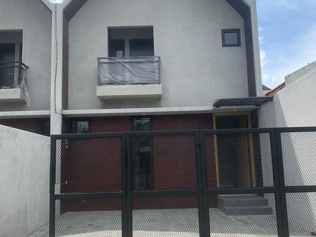Rumah Kutisari Indah  NEW GRESS MINIMALIS  SCANDINAVIAN DESIGN STRATEGIS  Row 3.5 mobil