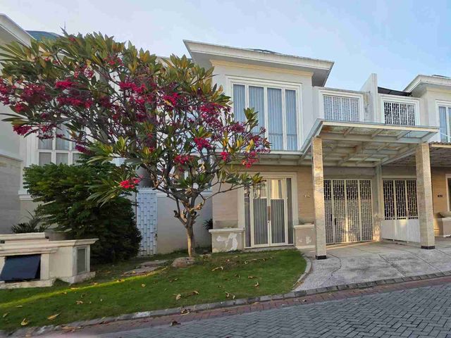 DISEWAKAN RUMAH CANTIK 2 lantai Lokasi Elit Culuster Long Beach Pakuwon City Surabaya