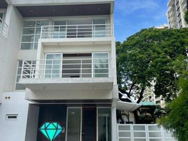 Newly Renovated Unit at Mahogany Place 3