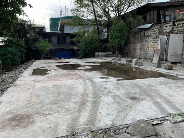 FOR LEASE - Corner Vacant Lot with Old House in Project 4, Quezon City