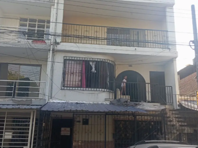 VENTA DE CASA DE TRES PISOS BARRIO LA FLORESTA - CALI (GENERA RENTA)