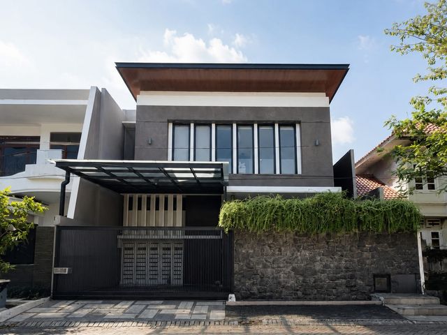 FOR SALE RUMAH ARAYA STRATEGIS SIAP HUNI SURABAYA KOTA LA 466