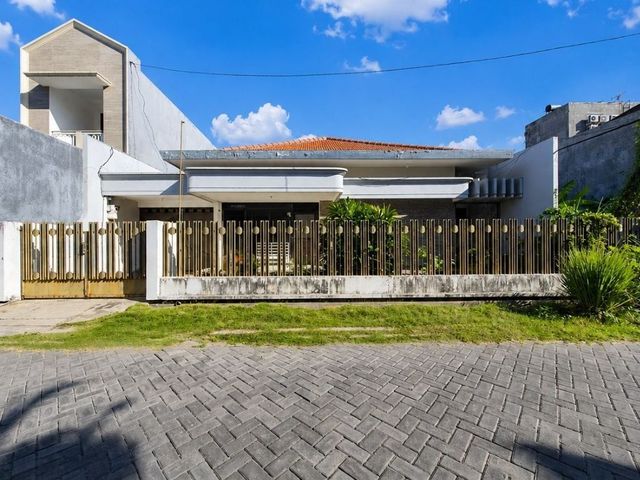 Rumah Manyar Tirtoasri STRATEGIS, SIAP HUNI, CARPORT, TAMAN DEPAN & BELAKANG