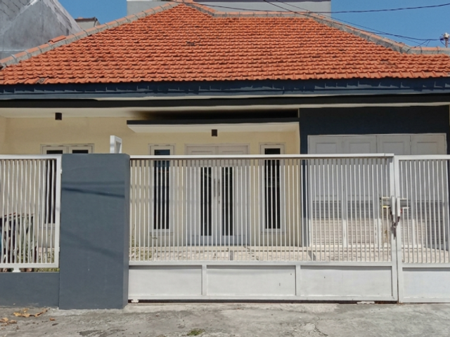 Disewakan/Dijual Rumah Strategis Siap Huni di Rungkut Asri Timur Dekat UPN
