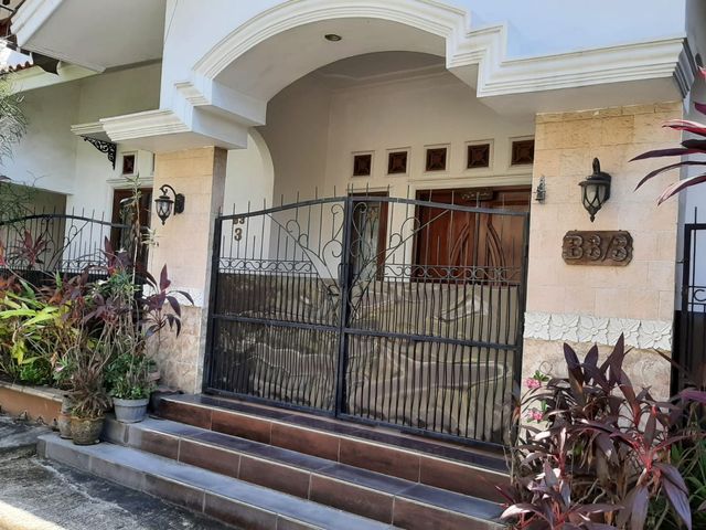 Dijual Rumah 2 lantai berikut seluruh isinya lengkap, dekat Superindo dan Tol, LT.252 m2, LB.385 m2, SHM, IMB