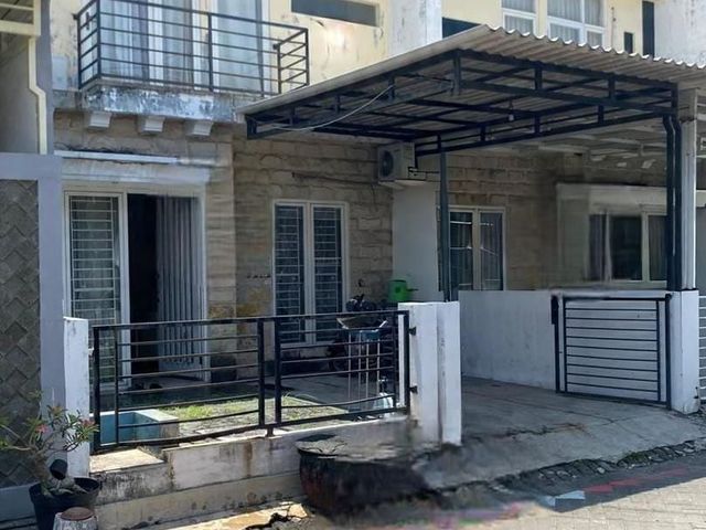 Rumah 2 lantai hadap Selatan lokasi di GreenLake, Wonorejo