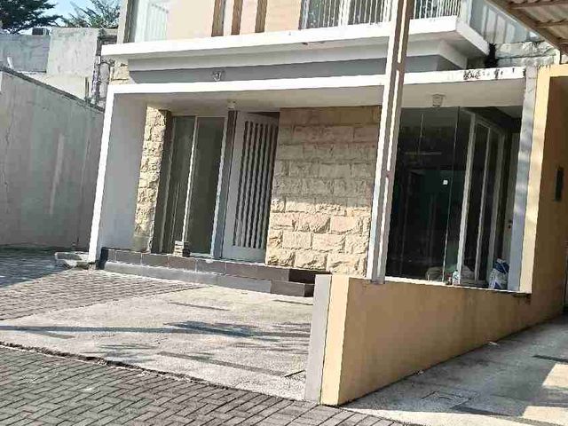 Disewakan rumah siap huni di Citraland Surabaya