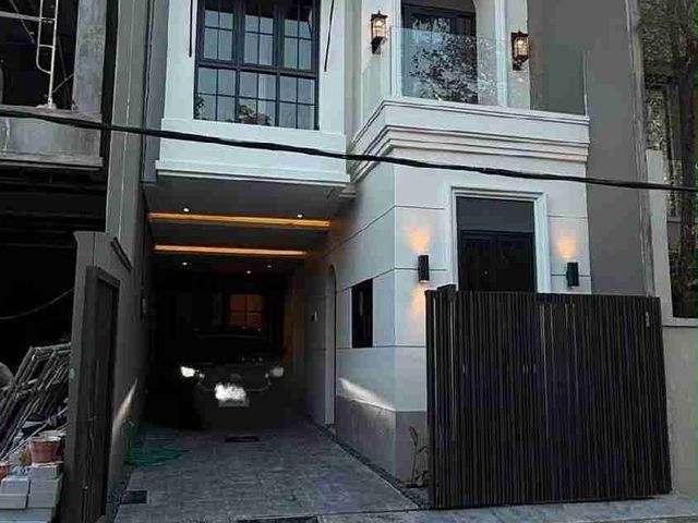 MANYAR 2LT CARPORT 2MBL HADAP TIMUR FAVORIT DKT KLAMPIS