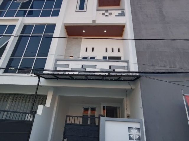 Jual Rumah 3 lantai jalan BRONGGALAN
