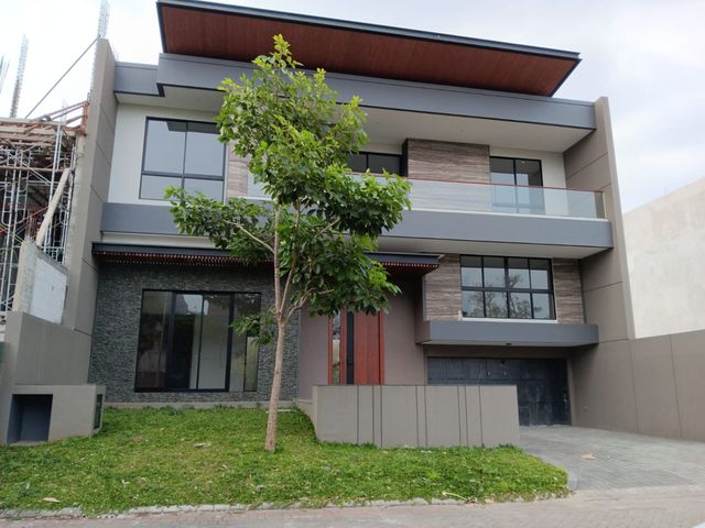 For Sale Rumah Baru Minimalis Mewah Split Level di Pakuwon Indah Lisbon Surabaya Barat
