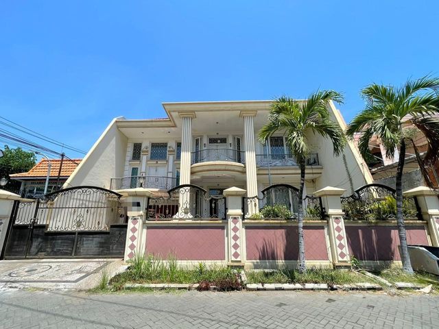 Jual Segera Rumah Classic Mewah di Dharmahusada Indah Barat Surabaya Timur