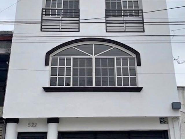 CASA ESPECTACULAR DE TRES NIVELES COMPLETAMENTE REMODELADA EN GUADALUPE, N.L.