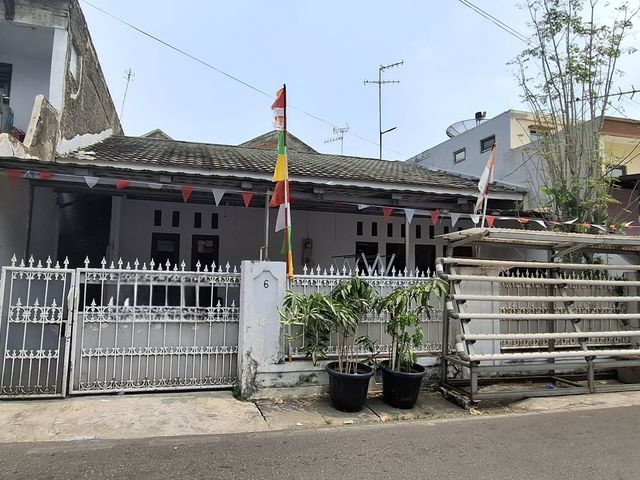 DIJUAL RUMAH DEKAT JALAN UTAMA DI DAERAH CEMPAKA PUTIH JAKARTA