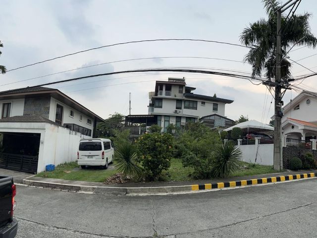 Overlooking Lot in Vista Real (Sough after street: Barcelona St)