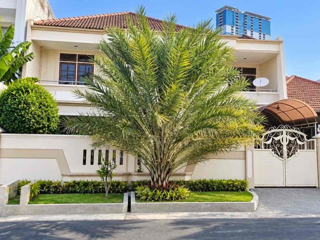 Dijual Rumah 2 Lantai Sangat Strategis di Jalan Utama Wisma Permai, dengan ROW 4 mobil‼️