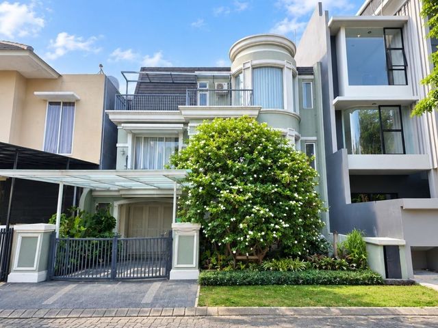 Rumah Pakuwon City STRATEGIS carport