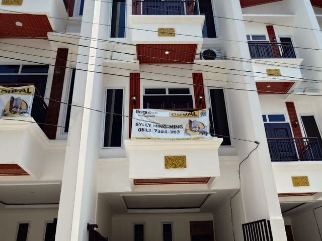 Disewakan rumah tiga tingkat di Greenville Jakarta Barat