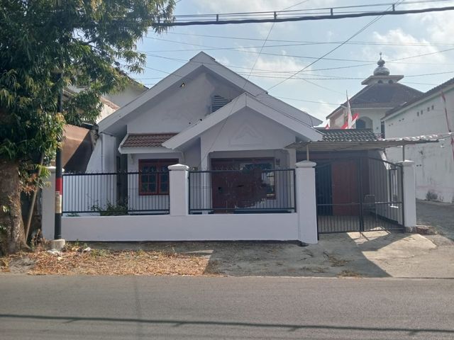 DIJUAL RUMAH CANTIK PINGGIR JALAN DEKAT UNIVERSITAS JEMBER
