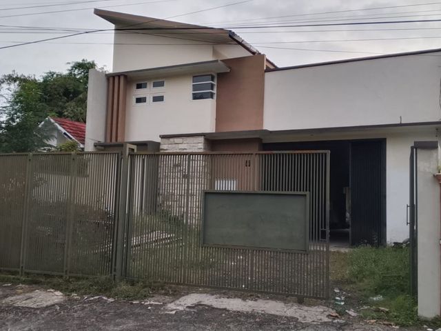 DIJUAL RUMAH BANGUNAN MINIMALIS 2 LANTAI BEKAS PERKANTORAN PINGGIR JALAN DEKAT KOTA