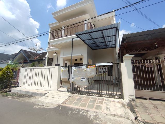 DIJUAL RUMAH BANGUNAN MINIMALIS 2 LANTAI LOKASI DEKAT RS BINA SEHAT JEMBER