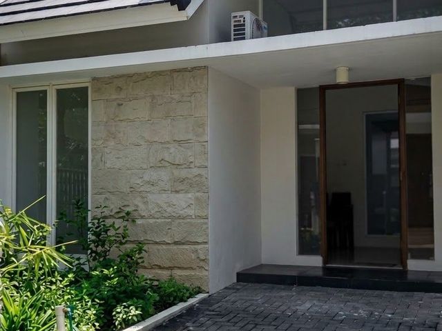 Dijual / Disewakan Rumah Semi Furnish di Surabaya Barat