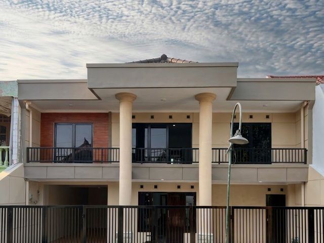 Rumah Nginden Intan Tengah Kota Surabaya Baru Renovasi Lantai Granit