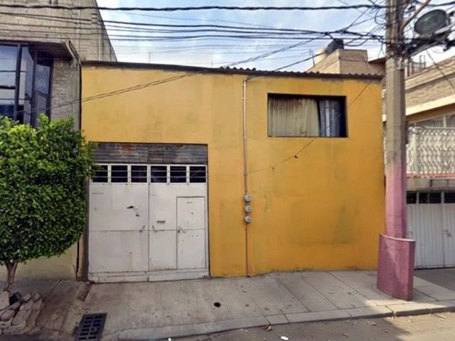 CASA EN IZTAPALAPA, MUY AMPLIA, ACABADOS DE LUJO, CUENTA CON TODOS LOS SERVICIOS Y AMENIDADES.