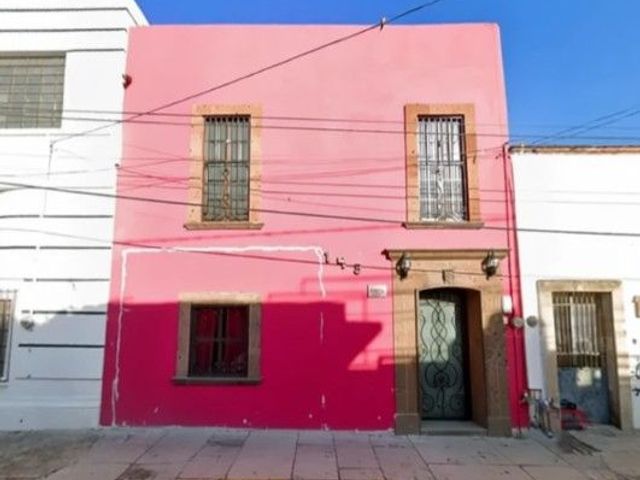 CASA EN GUANAJUATO, MUY AMPLIA, CUENTA CON TODOS LOS SERVICIOS Y AMENIDADES