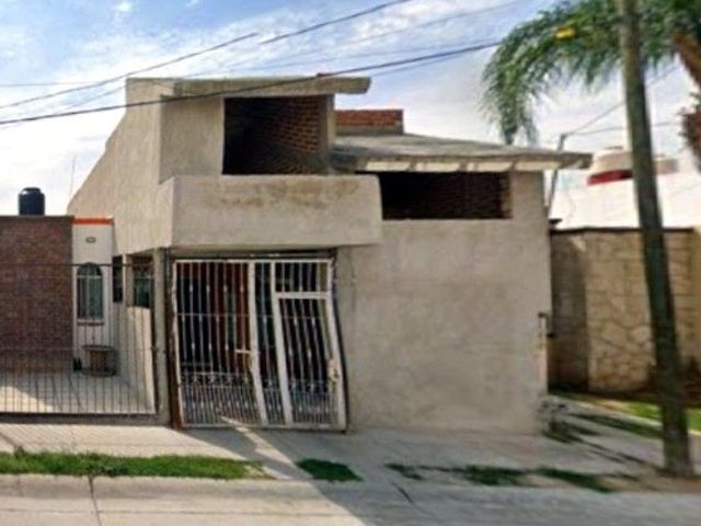 CASA EN GUANAJUATO, MUY AMPLIA, CUENTA CON TODOS LOS SERVICIOS Y AMENIDADES