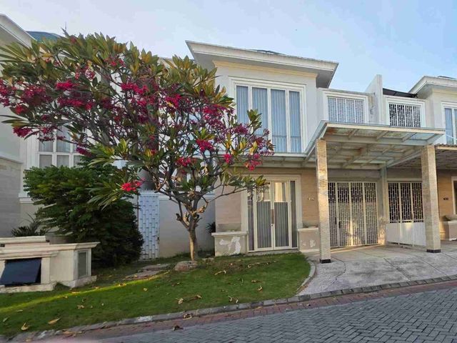 DISEWAKAN RUMAH CANTIK 2 lantai Lokasi Elit Culuster Long Beach Pakuwon City Surabaya