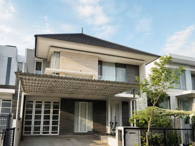 Murah Rumah 2 Lantai Siap Huni Semi Furnish Cluster Depan di Graha Family, Surabaya Barat