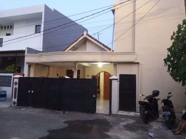 DIJUAL/DISEWAKAN! Rumah Sekitar Summarecon, LUAS di atas 195m2, Terdapat 5 Kamar Tidur