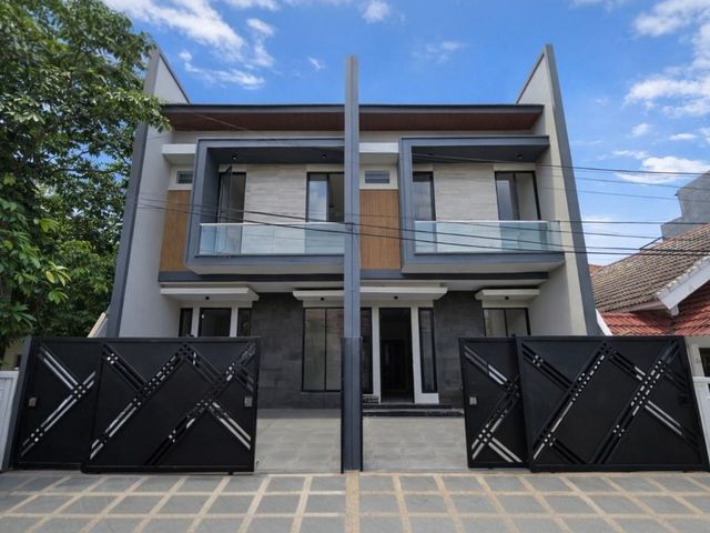 Rumah Baru Manyar Tompotika New Minimalis 2 Lantai 5,5x15 SHM 1,95M