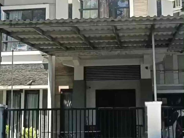 Murah Rumah 2 Lantai Lokasi Strategis Luar Cluster Dekat Gate Utama Royal Residence, Surabaya Barat