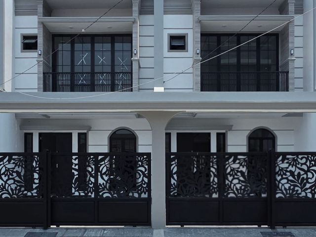 RUMAH BARU GRESS SIAP HUNI SUTOREJO PRIMA  DEKAT PAKUWON CITY MALL SURABAYA TIMUR
