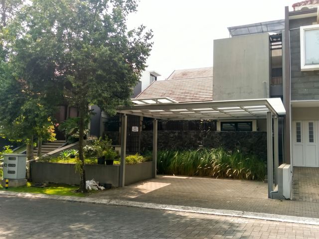 Jual Cepat Rumah Besar View Danau di Kota Baru Parahyangan