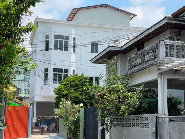 บ้านเดี่ยว 3 ชั้น about 350 ครม. 4 ห้องนอน 3.5 ห้องน้ำ ให้เช่าในสุขุมวิท 65 (เอกมัย 10หรือ ปรีดีพนมยงค์ 15) ใกล้โรงเรียนนานาชาติ St Andrew สุขุมวิท 71