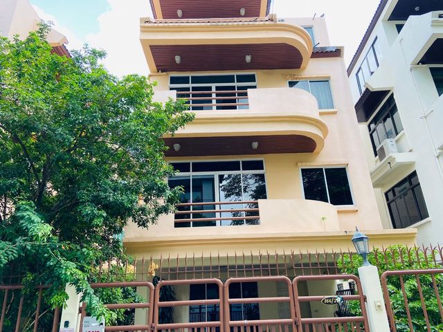 ให้เช่าโฮมออฟฟิศ4 ชั้น 380 ตรม. 5 นอน 5 น้ำ 1 แม่บ้าน 2 จอดรถ ใกล้ BTS พร้อมพงษ์และห้างเอ็มควอเทียร์ ราคาเช่า 85,000 บาท ถ.สุขุมวิท31