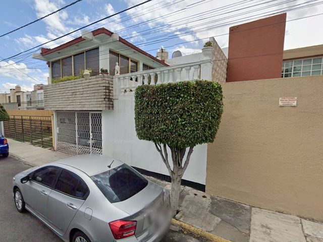 PROPIEDAD DE RECUPERACION HIPOTECARIA CON PRIVILEGIADA UBICACIÓN Y SERVICIOS CERCANOS.