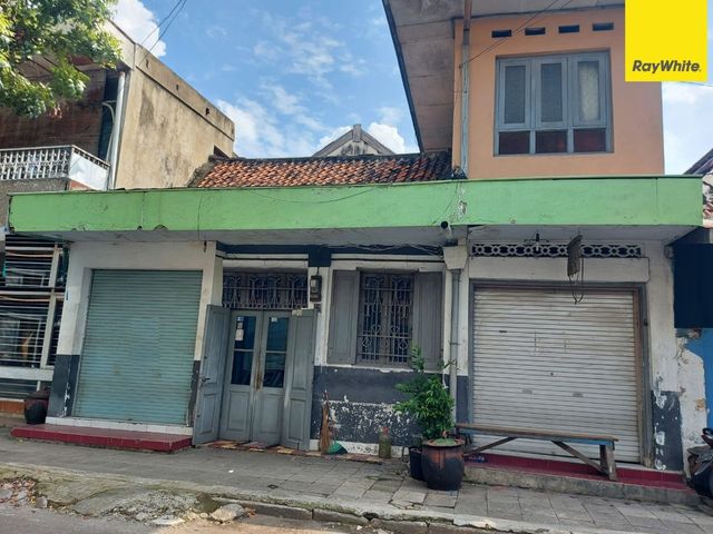 Dijual Rumah Lama Hitung Tanah SHM Pusat Kota di Jl Makam Peneleh Surabaya