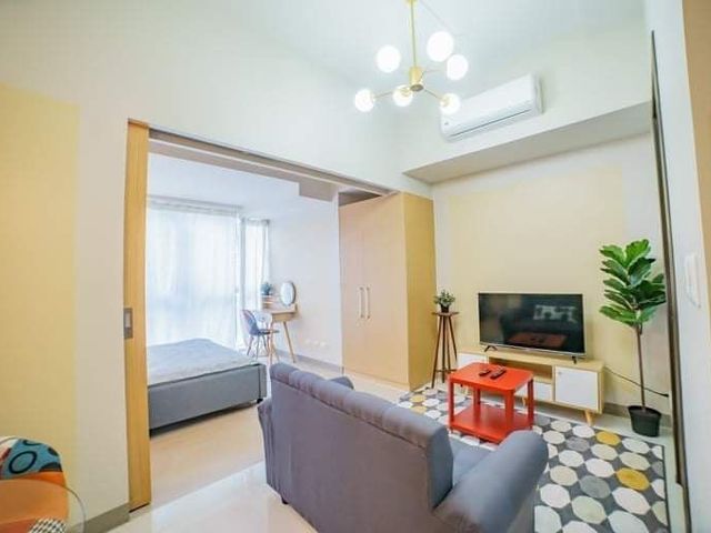 One Bedroom Furnished in Uptown Parksuites