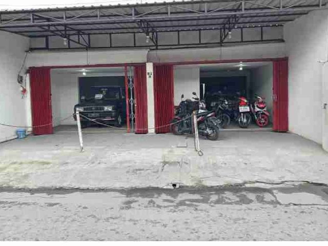 Dijual rumah semi showroom strategis Surabaya Barat