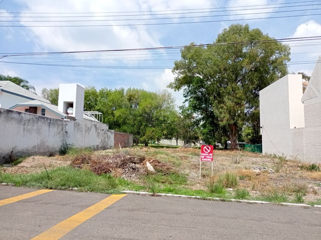 Venta terreno Villas de Irapuato da a campo de golf en privada acceso controlado