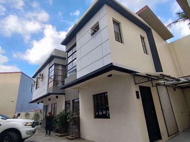 Townhouse For sale in Congressional Village Quezon City PH2790