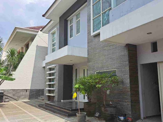 Di sewakan rumah mewah tingal masuk, jl Bintang Dipongo kec Dukuh Pakis  Surabaya